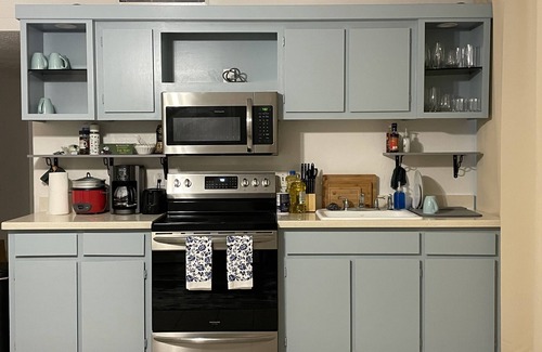 Hilo Apartment | Cozy 2br 1ba Apt in Waiakea Villas with work space