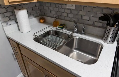 Albany Park Apartment | Cozy 2BR/1BA Garden Apartment Near Lincoln Square