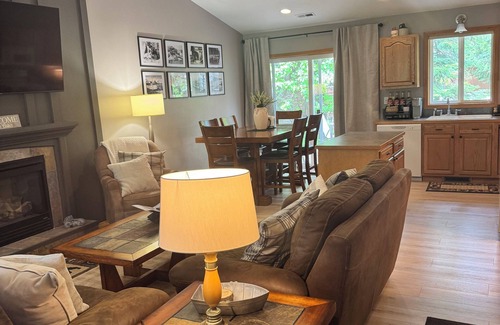 Coolin House | Cozy 2BR/2BA Coolin Getaway Steps Away From Priest Lake, Shops, Food, and Trails