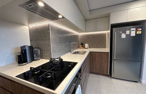 Lyneham Apartment | Cozy 2BR-2BA Rooftop Pool & BBQ, WiFi & Netflix