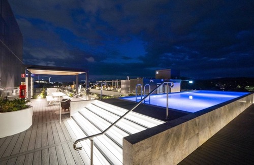 Lyneham Apartment | Cozy 2BR-2BA Rooftop Pool & BBQ, WiFi & Netflix
