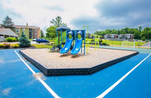 Parkdale Apartment | COZY 2BR/2BA w/pool, balcony + FREE parking