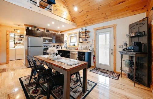 West Columbia Cabin | Cozy 2BR 2Bath Cabin, minutes from OU, Hocking Hills, Zaleski Forest.