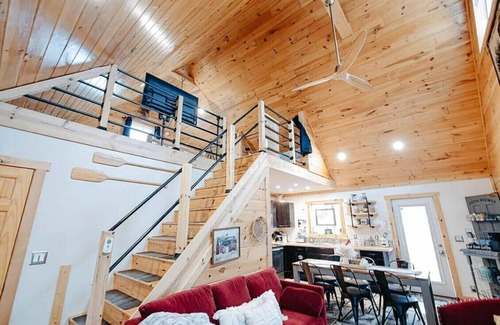 West Columbia Cabin | Cozy 2BR 2Bath Cabin, minutes from OU, Hocking Hills, Zaleski Forest.