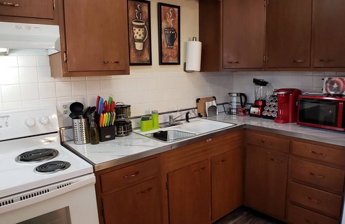 Montgomery House | Cozy 2BR apartment with tons of amenities/Disney+ YouTubeTV FastWiFi/Garage