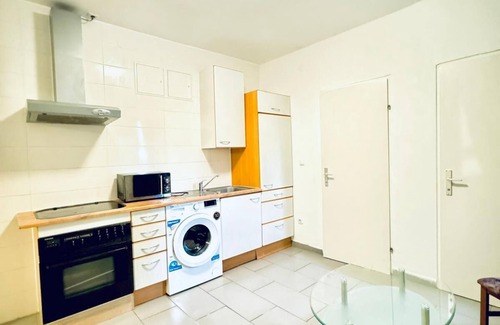 Liesing Apartment | Cozy 2BR Apt Sleeps 6 Direct City Access