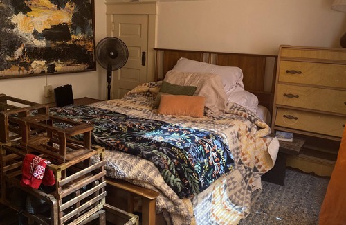 Kalamazoo House | Cozy 2BR Bungalow Overlooking Beautiful Cemetery / Near Campus & Downtown