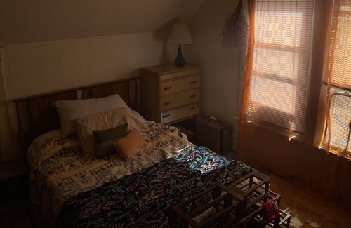 Kalamazoo House | Cozy 2BR Bungalow Overlooking Beautiful Cemetery / Near Campus & Downtown