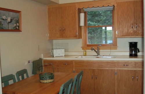 Mercer House | Cozy 2BR Cabin on 450 acre Fisher Lake: Bear Bottom Hideaway!