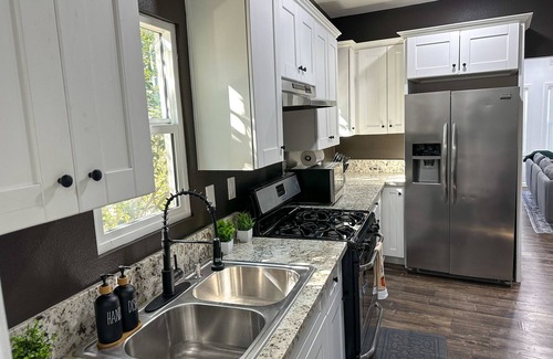 Florence-Graham House | Cozy 2BR Duplex in Downtown LAn