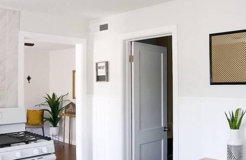 Sheridan House | Cozy 2BR Getaway & Sleep 6 | The Emerald City Bungalow
