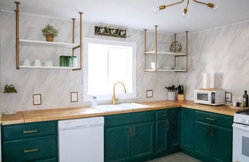 Sheridan House | Cozy 2BR Getaway & Sleep 6 | The Emerald City Bungalow