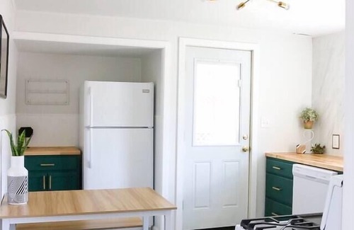 Sheridan House | Cozy 2BR Getaway & Sleep 6 | The Emerald City Bungalow