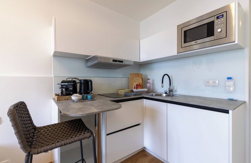 Hernals Apartment | Cozy 2BR Getaway w/Balcony 3Km to City by Tram Dog Friendly