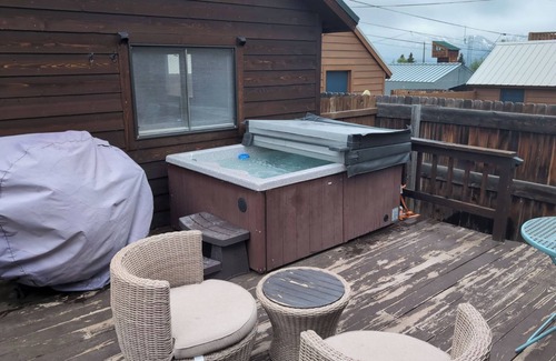 Leadville House | Cozy 2BR -Hot Tub -Close to 14ers & Skiing - Views