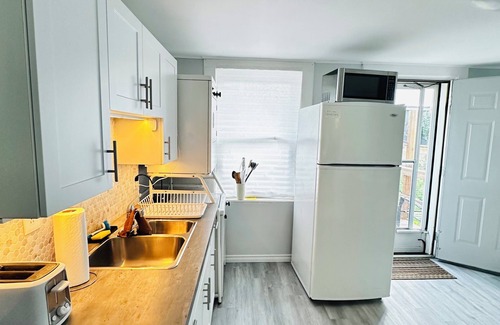 Peterborough House | Cozy 2BR House Near Centre with Patio, BBQ, Backyard, and Netflix
