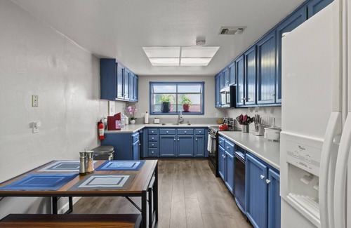 Carmichael Apartment | Cozy 2BR in Sunny Carmichael | Netflix | Work Desk