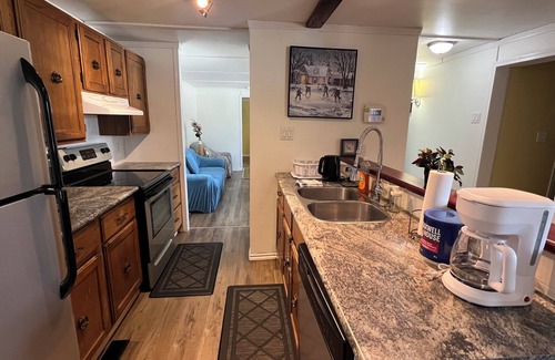 Hinton House | Cozy 2BR Mobile Home near Jasper NP | King Bed