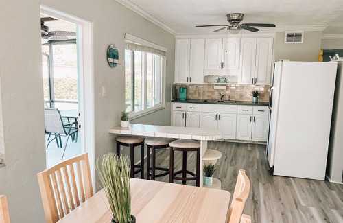West Bradenton House | Cozy 2BR pet friendly oasis w/king bed close to AMI & IMG