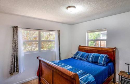 Conway House | Cozy 2br Retreat Laptop Ready & Pets Ok