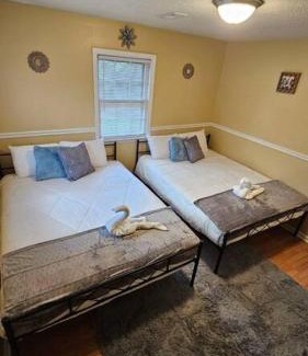 Greenville Apartment | Cozy 2BR sleeps 6 near ECU Stadium and Hospital