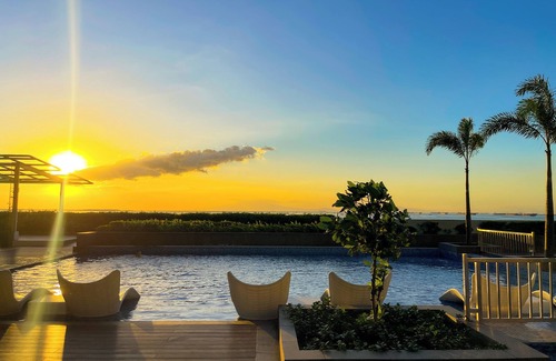 Tambo Apartment | Cozy 2BR Suite near Airport and Okada, Solaire II Infinity Pool