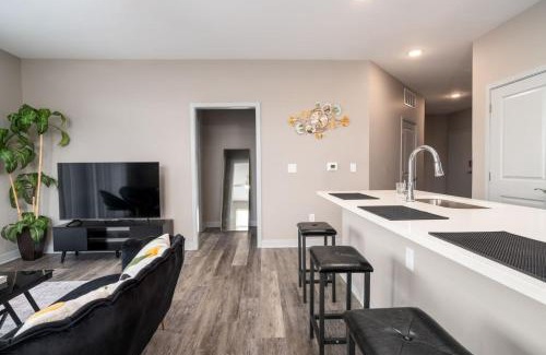 Whitestown Apartment | Cozy 2BR Sunset Haven