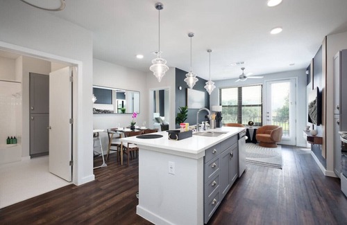 Southtown Apartment | Cozy 2BR-w/Parking, Near Rvrwalk, Dome & Conv Ctr
