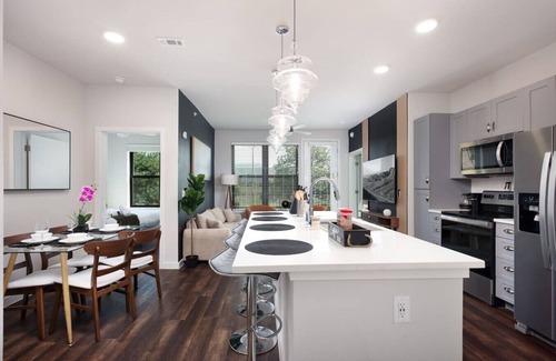Southtown Apartment | Cozy 2BR-w/Parking, Near Rvrwalk, Dome & Conv Ctr