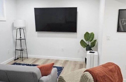 Northwest Calgary House | Cozy 2brm suite in NW Calgary
