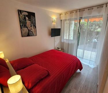 Mandelieu-La-Napoule Apartment | Cozy 2P studio avec jardin privé