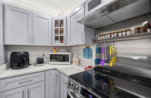 Ocala House | Cozy 3/2 home, 11 miles to WEC, fenced, pet-friendly, strong WiFi and game room