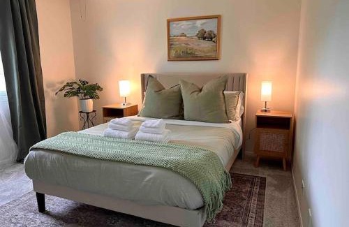Streamwood House | Cozy 3 bdr Retreat in a Prime location
