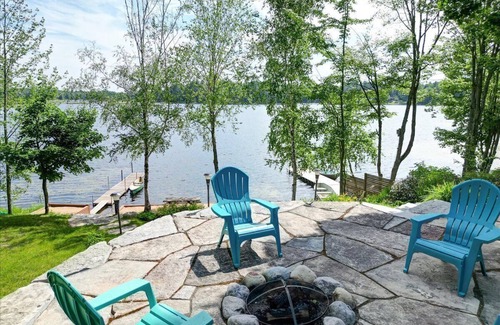 Havelock-Belmont-Methuen House | Cozy 3-Bdrm waterfront cottage with hot tub facing lake.