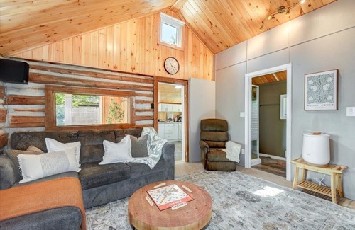 Havelock-Belmont-Methuen House | Cozy 3-Bdrm waterfront cottage with hot tub facing lake.