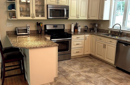 Storrs House | Cozy 3-bed 1.5 baths 1 mile from UConn campus. WiFi AC Patio Kitchen Dining room