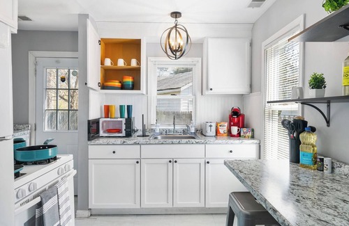Grosse Pointe Apartment | Cozy 3 bed 14 minutes from downtown!
