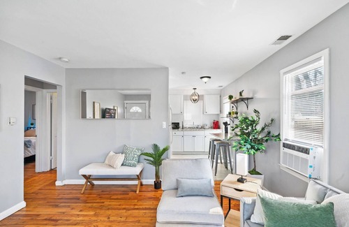 Grosse Pointe Apartment | Cozy 3 bed 14 minutes from downtown!