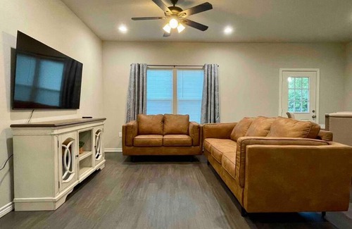 Longview Apartment | Cozy 3 Bed 2 Bath Home