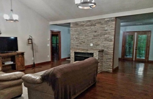 Mountainburg House | Cozy 3 Bed 2 Bath house