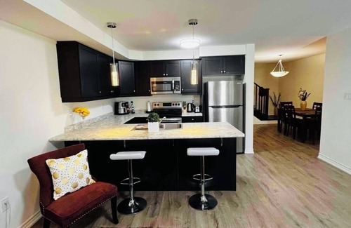 Halton Regional Municipality House | Cozy 3 Bed and 3 Bath family house(Entire House).