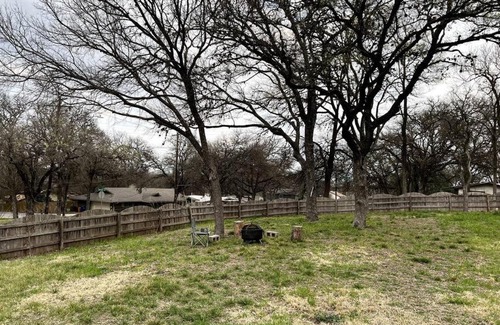 University Hills and Windsor Park Apartment | Cozy 3-bed Garden Home - 10 mins to UT Stadium and Downtown Austin