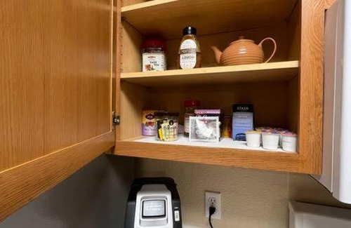University Hills and Windsor Park Apartment | Cozy 3-bed Garden Home - 10 mins to UT Stadium and Downtown Austin