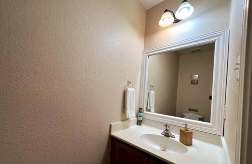 University Hills and Windsor Park Apartment | Cozy 3-bed Garden Home - 10 mins to UT Stadium and Downtown Austin