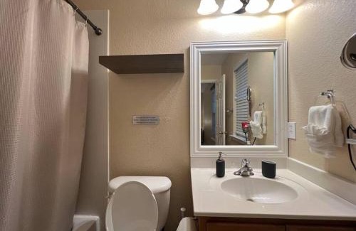 University Hills and Windsor Park Apartment | Cozy 3-bed Garden Home - 10 mins to UT Stadium and Downtown Austin