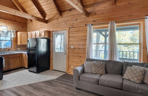 Jamestown Cabin | Cozy 3 Bed Log Cabin at Jamestown Marina, Tucked Away in a Wooded Area #301
