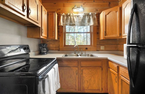 Jamestown Cabin | Cozy 3 Bed Log Cabin at Jamestown Marina, Tucked Away in a Wooded Area #301