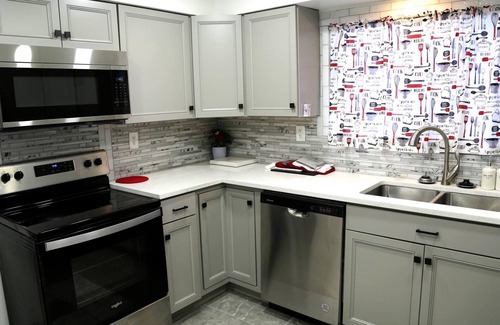 Detroit House | Cozy 3-Bed Retreat with Games, Smart TVs & Fire Pit, 12 Mins to Downtown!