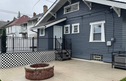 Detroit House | Cozy 3-Bed Retreat with Games, Smart TVs & Fire Pit, 12 Mins to Downtown!