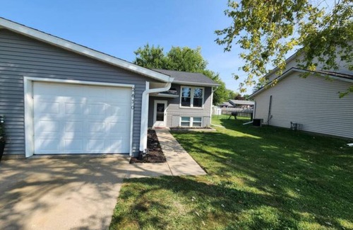 Peoria House | Cozy 3 bedroom 1 bath home close to airport and minutes from highway.
